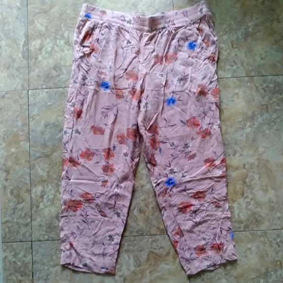 Jessica Simpson Cadie floral print pull-on cropped pants, size Medium - Picture 1 of 7